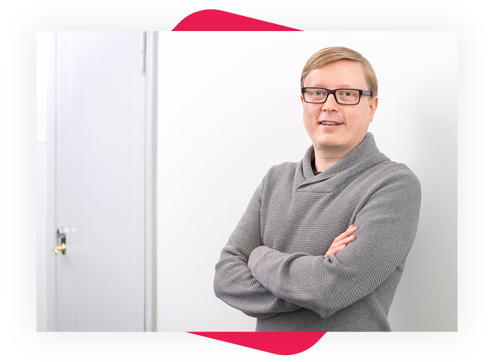 Digizeriläinen katsoo kohti kameraa hymyillen.