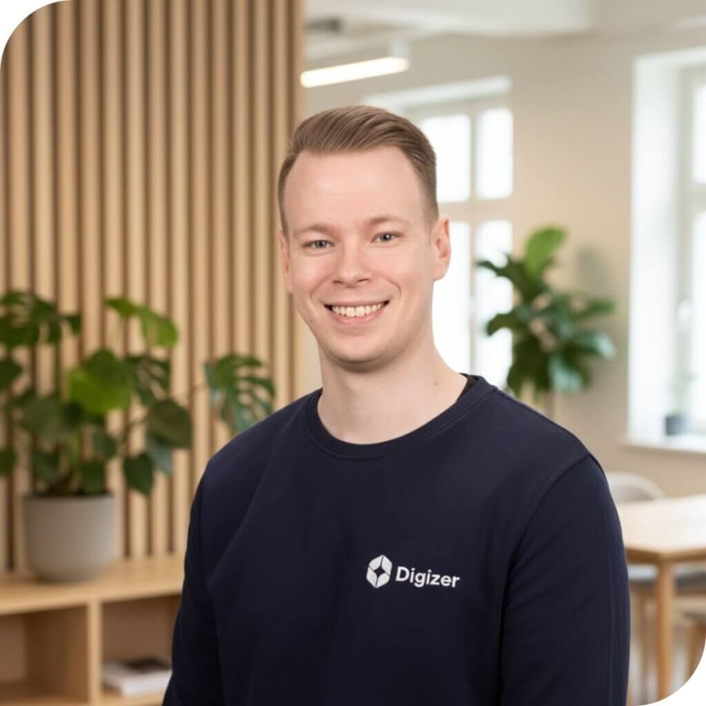 Digizerin verkkokauppa-asiantuntija hymyilee – valmiina auttamaan verkkokauppasi myynnin kasvattamisessa.